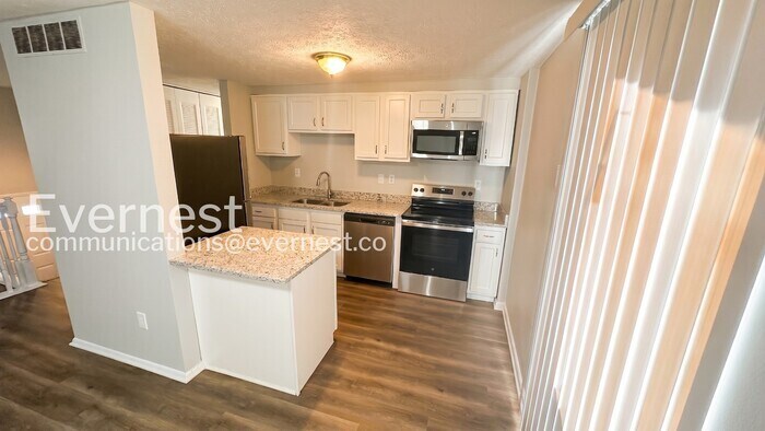 Building Photo - 2865 Chatsworth Way