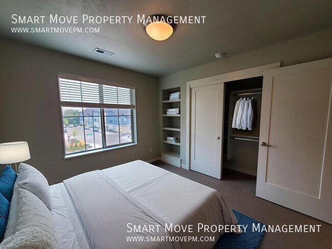 Building Photo - 3256 E Thoroughbred-