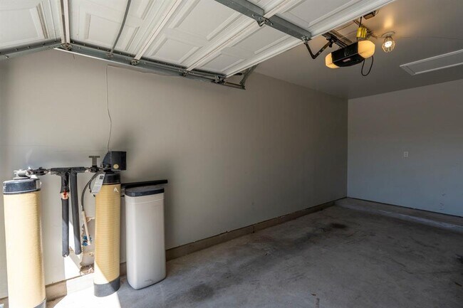 Building Photo - 164 Pearl Lake Dr