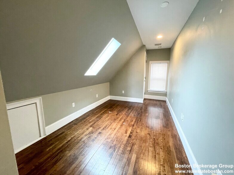 Building Photo - 178 Hillside St