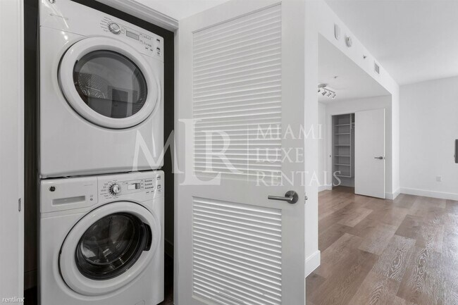 Building Photo - Studio, 1 bath Condo - 3180 Coral Way Spac...