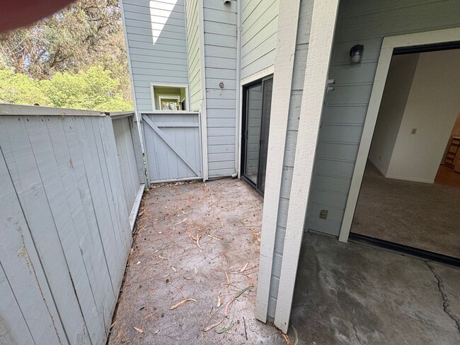 Building Photo - Single Level Lower Condo at Woodside Terrace