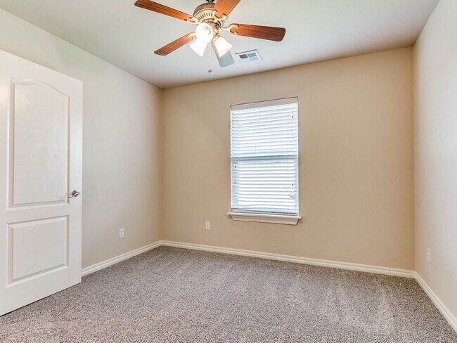 Building Photo - 2724 Busheywood Dr
