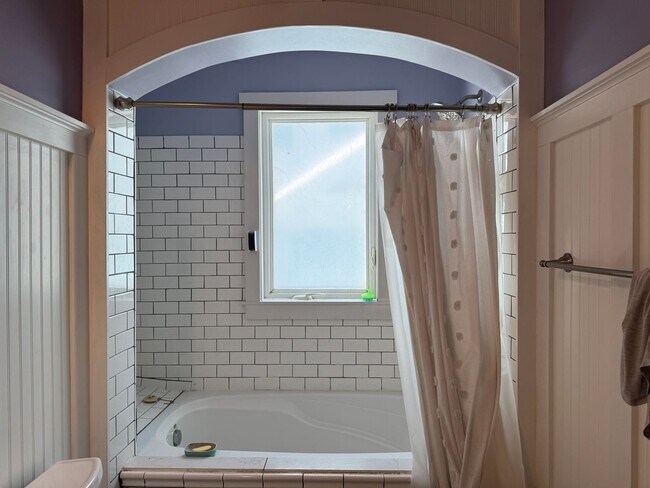 Building Photo - Charming Home For Rent Near UNO & Aksarben