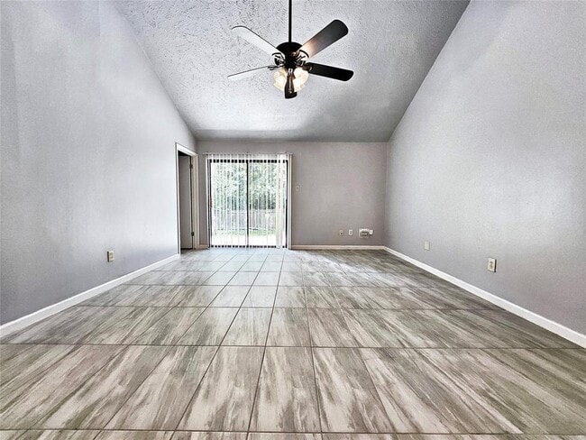 Building Photo - 33 N Wavy Oak Cir