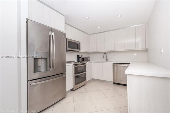 Building Photo - 5555 Collins Ave