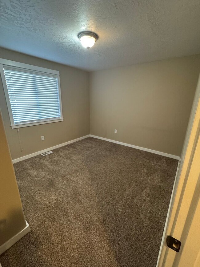 Building Photo - Gorgeous 4 bedroom, 2 bath, Albany