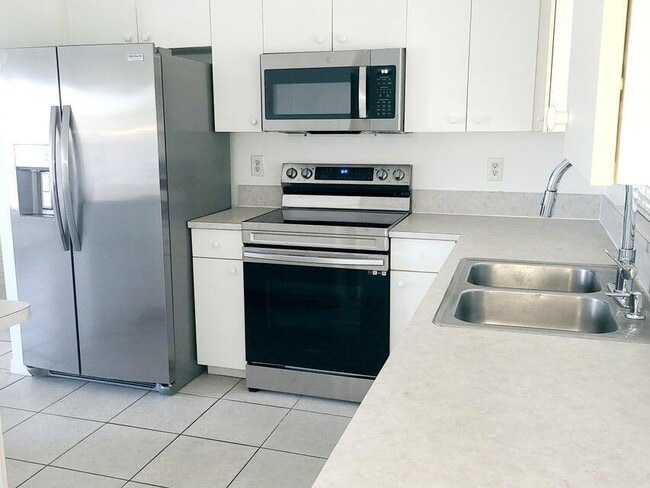 Building Photo - 1632 SE Chello Ln