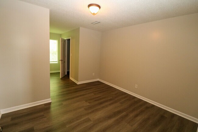 Building Photo - Lincoln Tri-Plex Upstairs Unit