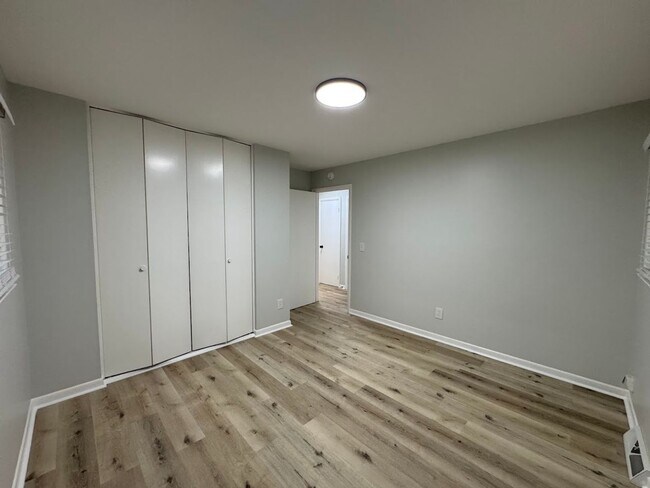 Building Photo - 2205 Hathaway Dr