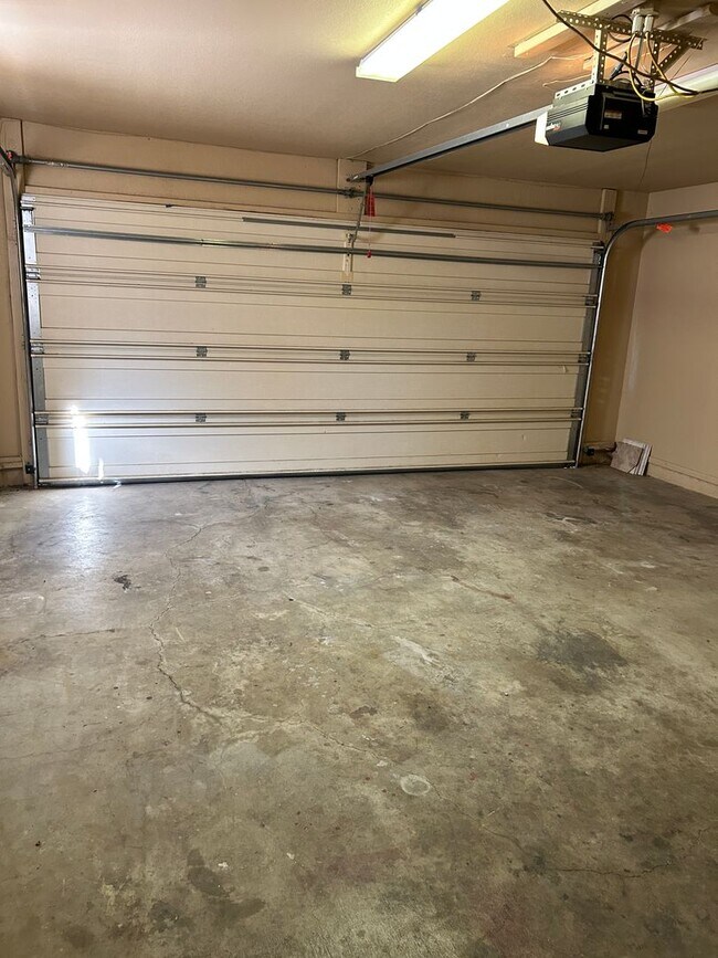 Building Photo - Great Unfurnished home!
