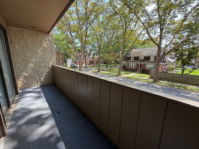 Building Photo - 3 Bedroom Townhouse at The Commons