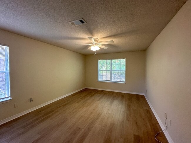 Building Photo - Updated 3 bedroom 2 bath brick home located in the Cottages at Marcus Lake!