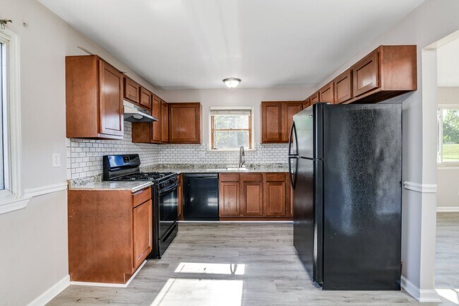 Building Photo - Introducing a beautiful 3 bedroom, 1 bathr...
