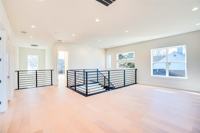 Building Photo - Open concept home with luxury finishes