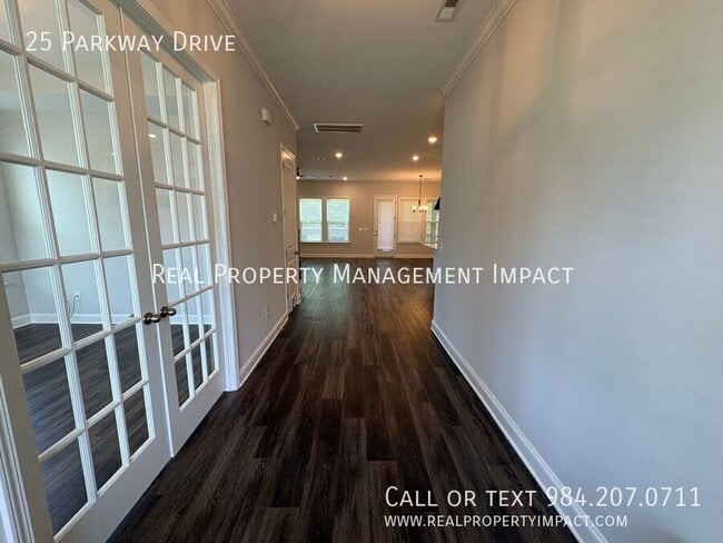 Building Photo - 25 Parkway Dr
