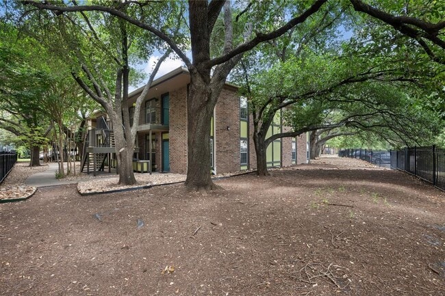Building Photo - 7685 Northcross Dr