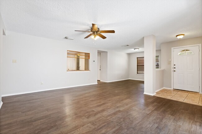Building Photo - 3 bedroom / 2 bath home in Creekside subdivision