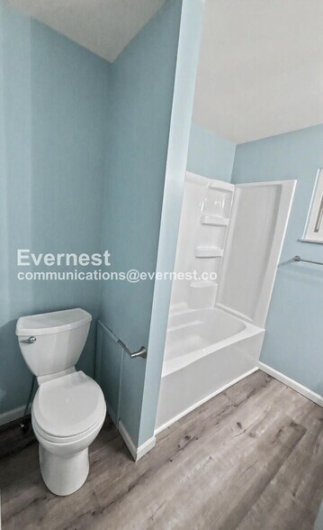 Building Photo - 2324 Woodbrook Cir N