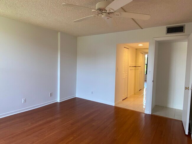 Building Photo - 11 Royal Palm Way