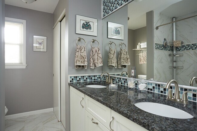 Building Photo - Silver Spring splendor with yard care INCL...