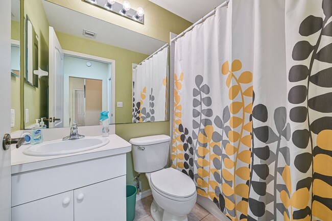 Building Photo - **SHORT-TERM RENTAL - FURNISHED TURNKEY 2+Den/2 CONDO in Stoneybrook**