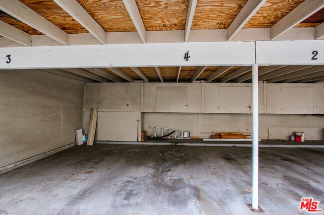 Building Photo - 12942 Moorpark St