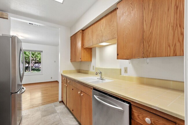 Building Photo - 4 Bedroom 3 Bathroom in Central Davis - Immediate Move-In