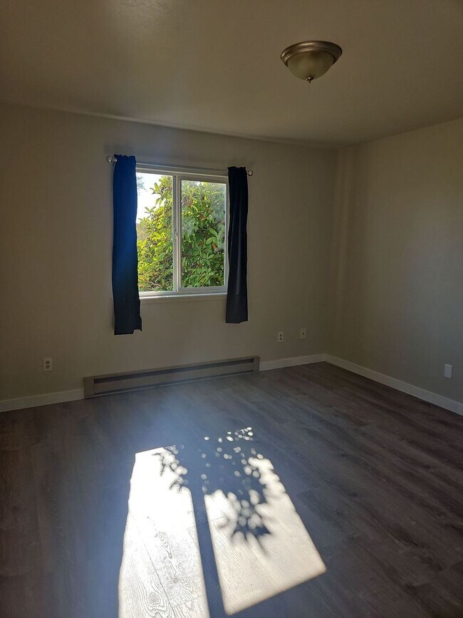 Building Photo - 402 Arland Ave W
