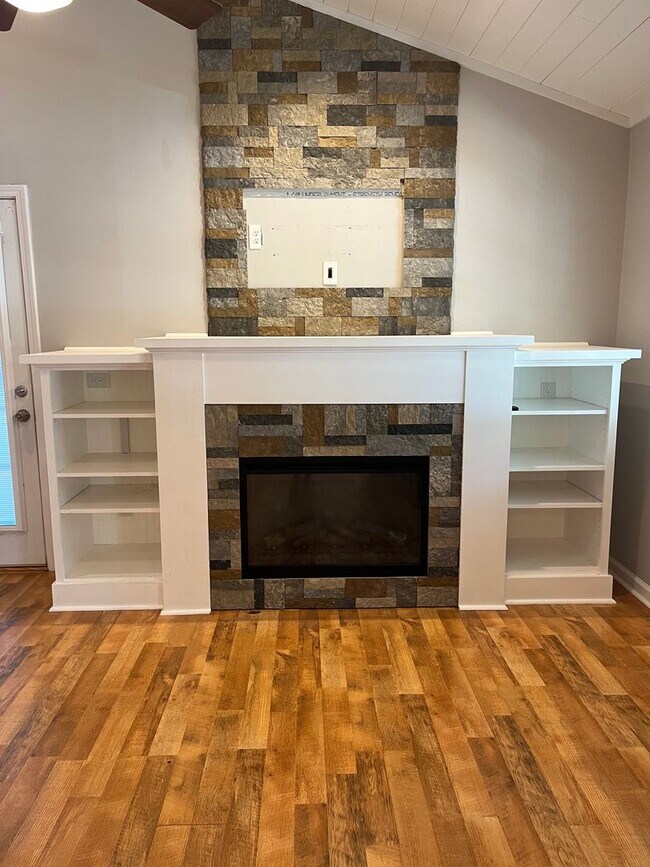 Building Photo - Remodeled home in Great Location