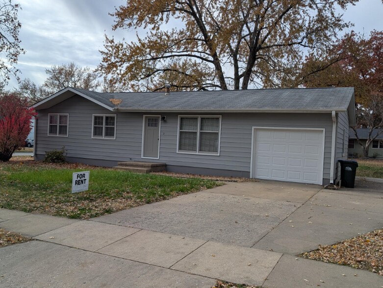 Primary Photo - 1121 Dover St