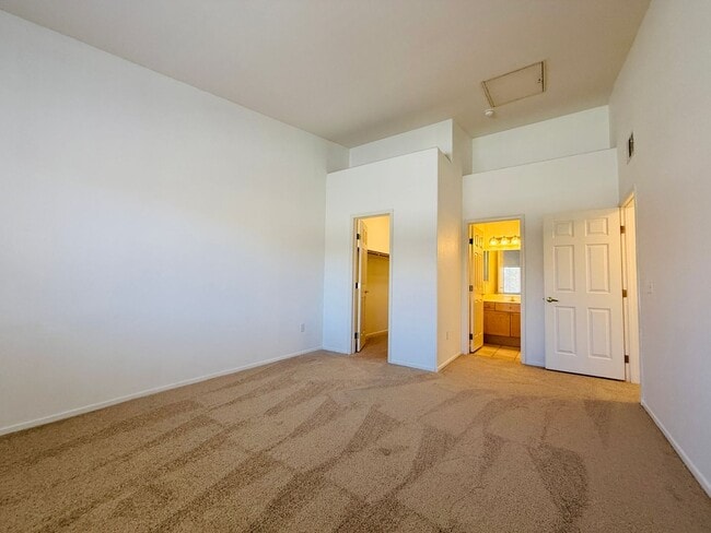 Building Photo - Recently Updated Condo-Available Soon!