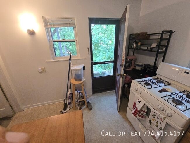 Building Photo - 110 E Summit-