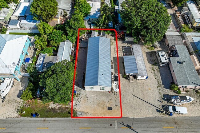 Building Photo - 945 Plantation Rd