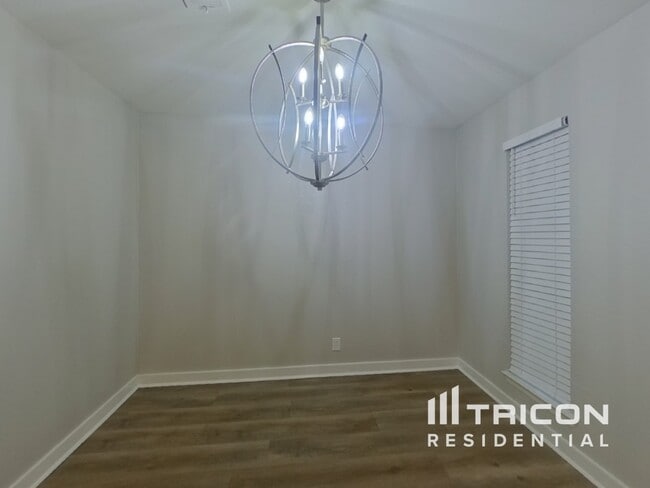 Building Photo - 506 Canyon Ridge Dr