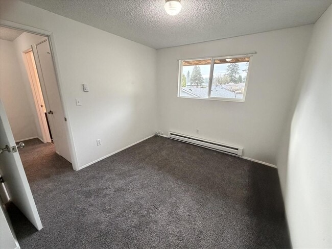 Building Photo - $2100 / 2br - 789 ft2 - Townhome/garage/fenced yard