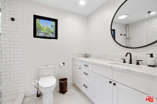 Building Photo - 2065 Watsonia Terrace