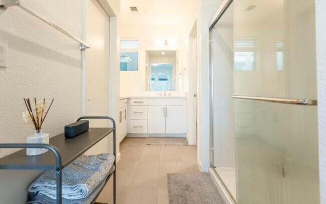 Building Photo - First Month Rent: FREE (with approved lease terms)