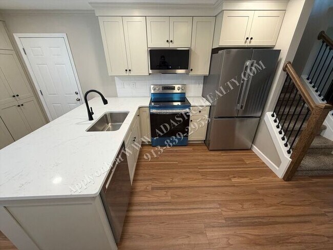 Building Photo - Beautiful Townhome in Olathe-Available NOW!!
