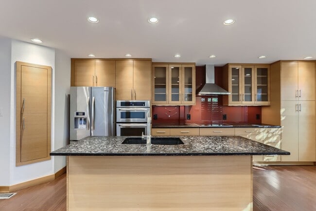 Building Photo - MODERN 2 BED/1.5 BATH IN HEART OF BOULDER!