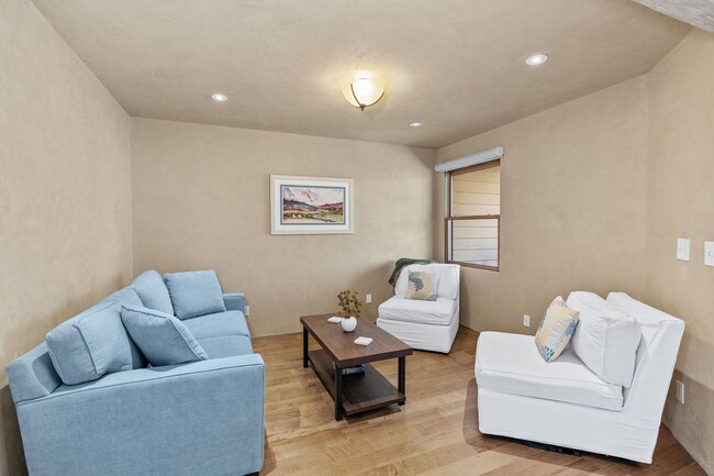 Building Photo - Gorgeous Furnished 2-Bed, 2-Bath Townhouse...