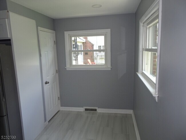 Building Photo - 275 Firth St