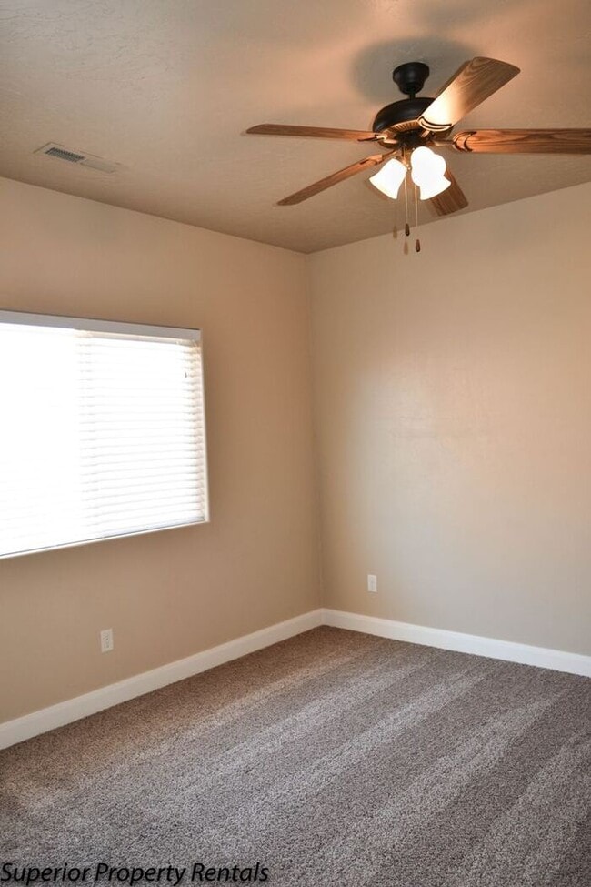 Building Photo - 4 bed, 2.5 bath duple unit w/2 car garage
