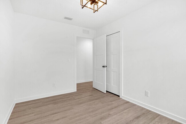 Building Photo - 964 W 9th St