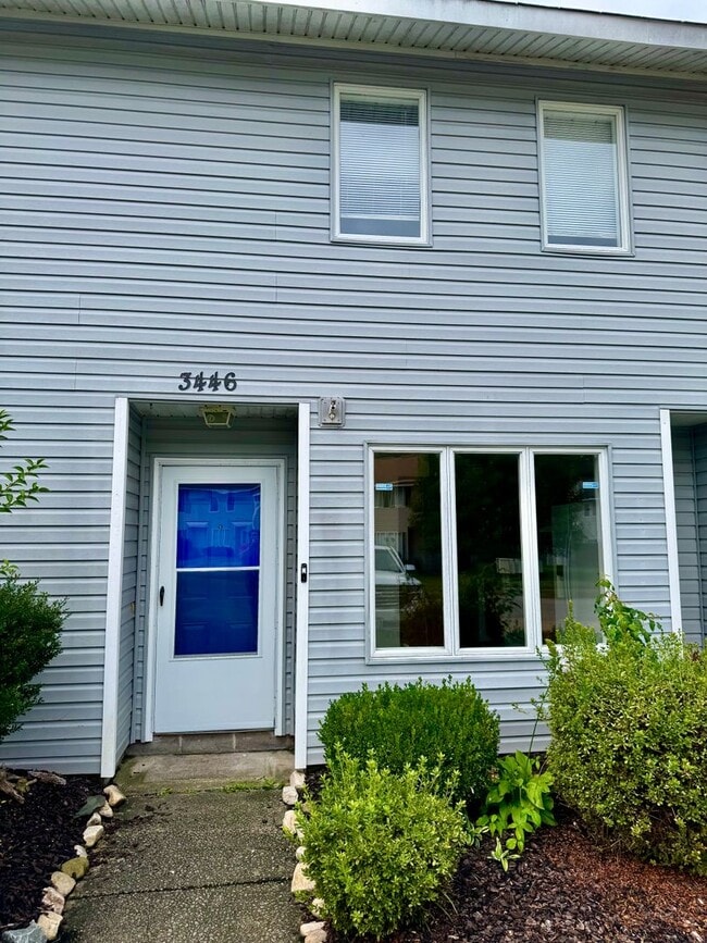 Building Photo - Beautiful townhome convenient to schools, ...