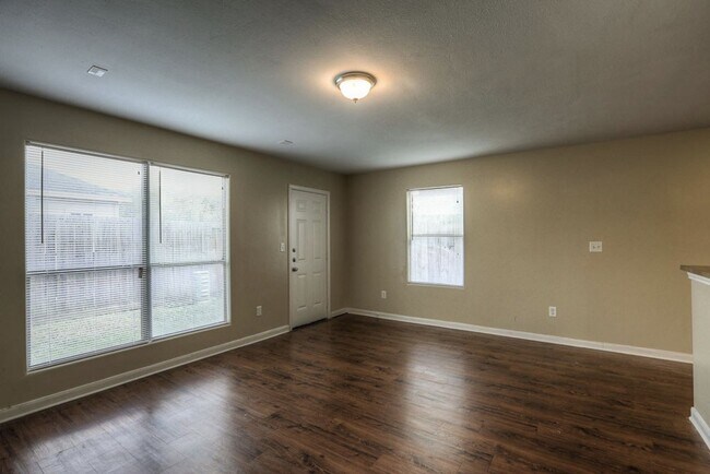 Building Photo - Pine Landing Townhomes - Ask for MOVE IN SPECIALS