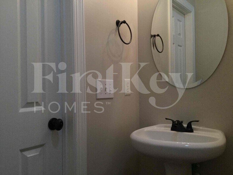 Building Photo - 457 Riverglen Dr NW