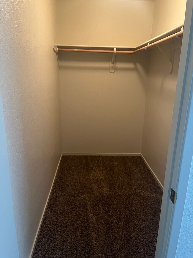 Building Photo - 2 Bedroom 2 bath Home with extra room