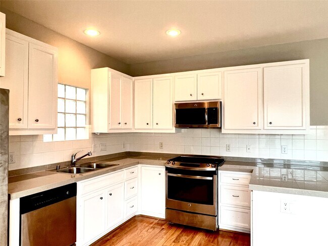 Building Photo - 3731 Main Poplar Dr