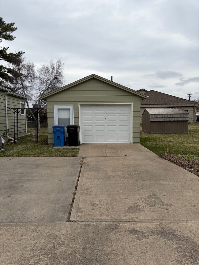 Building Photo - Charming Two-bedroom house